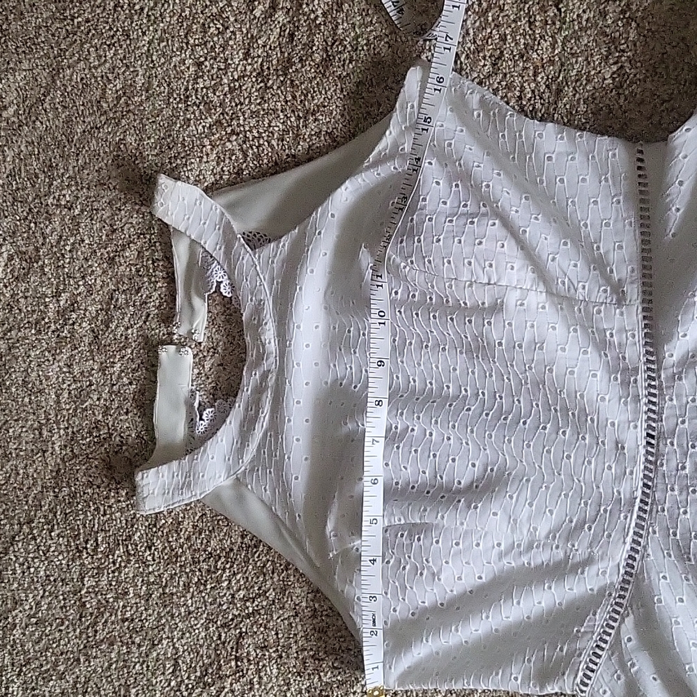 White lace dress, knees high open back. - Picture 6 of 7